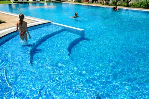 诺托卡里克罗乡间度假村的水中海豚游泳池里的女孩