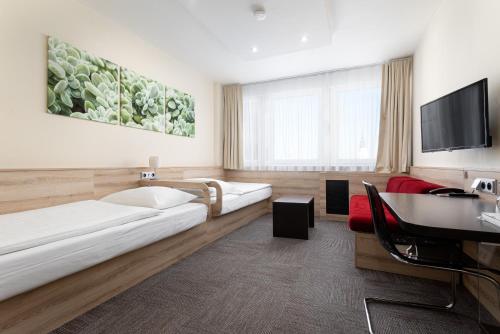奥帕瓦克鲁纳酒店的酒店客房设有两张床和一台平面电视。