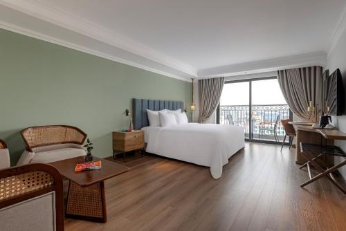 河内La Siesta Classic Hang Thung的酒店客房设有一张白色的床和一个阳台。