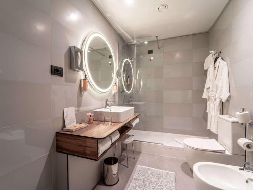 博洛尼亚博洛尼亚中心美居酒店的一间带水槽、卫生间和镜子的浴室