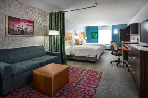 圣安东尼奥德州圣安东尼奥机场希尔顿欣庭套房酒店的酒店客房,配有床和沙发