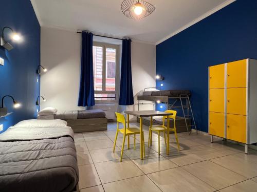 罗马罗马帕拉迪尼旅舍的卧室配有一张床和一张桌子及椅子