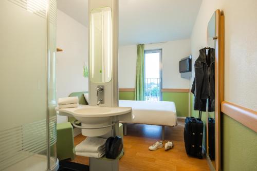 布鲁日布鲁日中央车站宜必思快捷酒店的一间带水槽和镜子的浴室