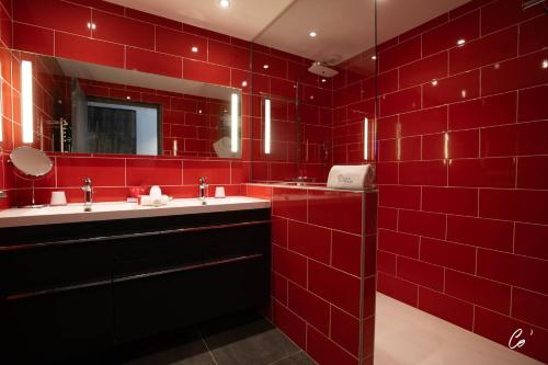 沃纳斯Hôtel du Bois Blanc Domaine d'Epeyssoles Georges Blanc的红色瓷砖浴室设有两个盥洗盆和镜子