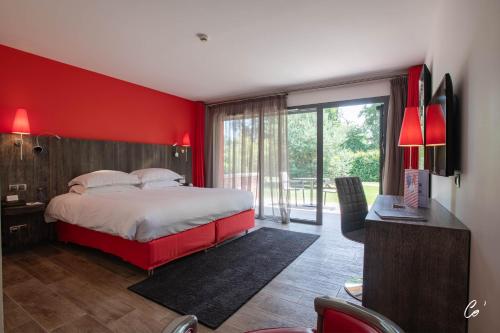 沃纳斯Hôtel du Bois Blanc Domaine d'Epeyssoles Georges Blanc的卧室设有红色墙壁、一张床和一张书桌