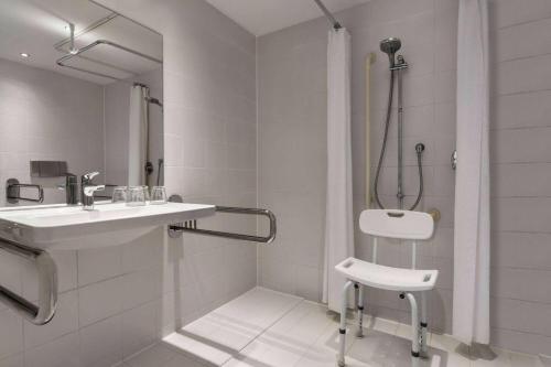 莱希河畔兰茨贝格Vienna House Easy by Wyndham Landsberg的带淋浴和盥洗盆的白色浴室