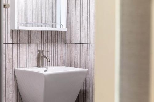 顺天市Suncheonbay Reed Field Pension的浴室设有白色水槽和镜子