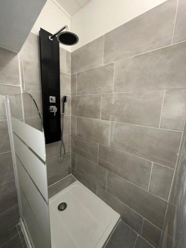 圣丹尼斯AZUR HOTEL的浴室配有淋浴和卫生间。