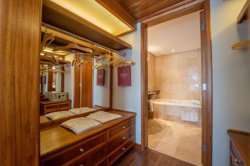 圣保罗乔治五世奥拓德皮涅罗斯酒店的带淋浴、盥洗盆和浴缸的浴室