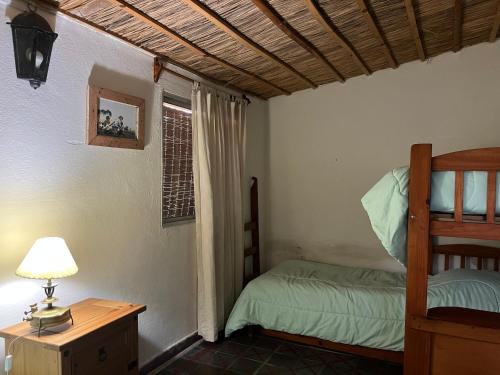 MariscalaSarandí de Mariscala的一间卧室配有双层床和窗户。