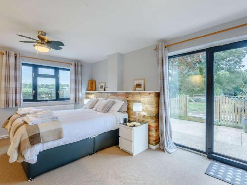 Kingsley2 Bed in Northwich 85877的一间卧室设有一张床和一个大窗户