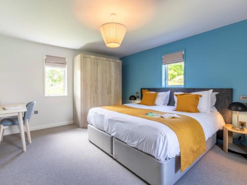 圣美伦2 Bed in St. Mellion 87710的一间卧室配有一张带蓝色墙壁的大床