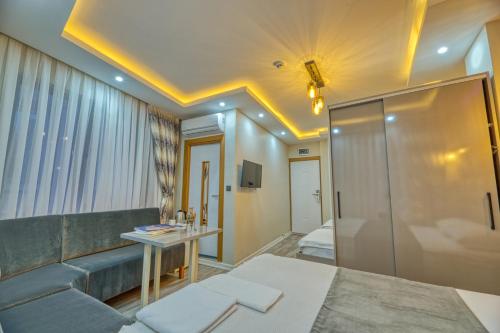 伊斯坦布尔GALATAGREENAPPLEHOTEL的客厅配有沙发和一张位于房间的床