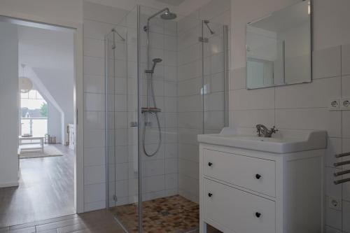 博恩Ferienwohnung London in Born的白色的浴室设有水槽和淋浴。