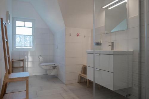 博恩Ferienwohnung Marie in Born的白色的浴室设有卫生间和水槽。