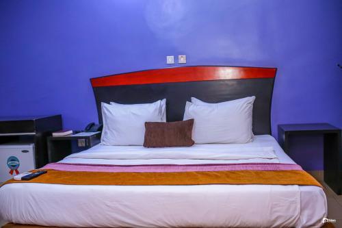 Suru Express Hotel客房内的一张或多张床位