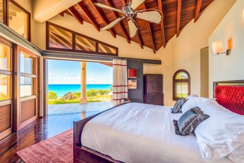 贝尔龙格Casa la Playa的一间卧室设有一张床,享有海景