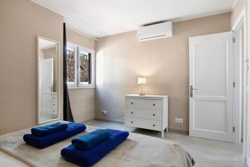 普拉亚布兰卡Playa Flamingo 19的卧室配有2个蓝色枕头
