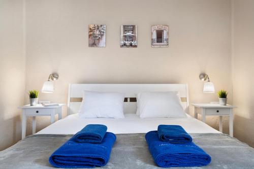 普拉亚布兰卡Playa Flamingo 19的卧室配有白色床和蓝色毛巾