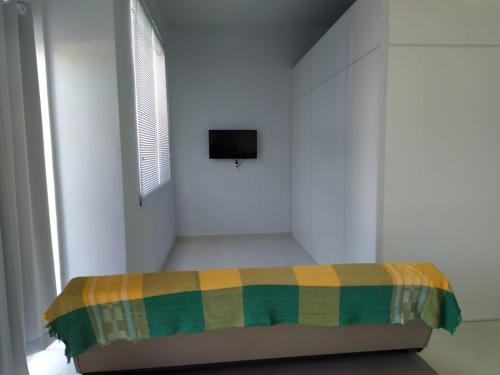 马沙蒂纽SEU LAR的一间卧室配有一张带铺着平底毯的床