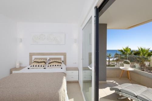 托雷维耶哈Fidalsa Paradise Sea Punta Prima的一间卧室配有一张床,享有海景
