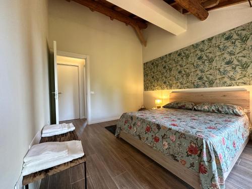 Canovetta Country House "Jakiro" - nearby Cremona的卧室配有一张床