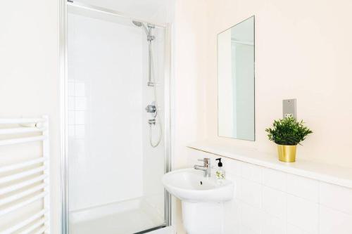 伯明翰Duplex 2 Bedroom Apartment In City Nites - Near Arena - 2 Bathroom - City Centre的白色的浴室设有水槽和淋浴。