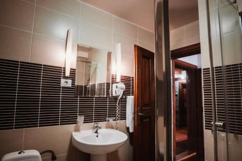 德米尔卡皮亚波波娃库拉酒店及酒厂的一间带水槽、卫生间和镜子的浴室