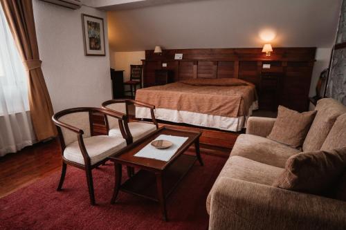 德米尔卡皮亚波波娃库拉酒店及酒厂的酒店客房配有床、沙发和桌子。