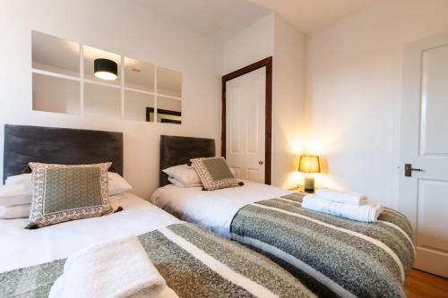 南安普敦Prime Location 1-bedroom apartment - Close to Solent-Hospital-Amazon Voucher for long stay的卧室内两张并排的床