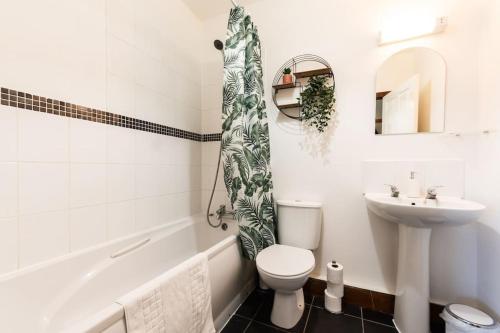南安普敦Prime Location 1-bedroom apartment - Close to Solent-Hospital-Amazon Voucher for long stay的白色的浴室设有卫生间和水槽。