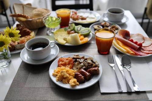 马托西纽什阿玛迪奥城市酒店 的餐桌,早餐盘和饮料