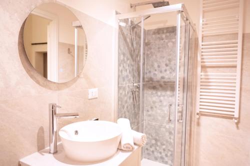 蒂沃利La Bifora的一间带水槽和淋浴的浴室