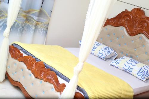坎帕拉pettan Appartment的一张木架床和枕头