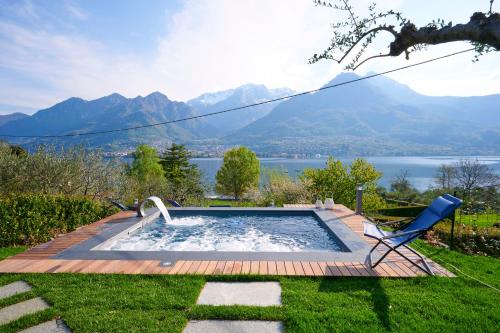 奥利维托拉里奥Villa Vittoria with private seasonal heated pool & shared sauna - Bellagio Village Residence的一个带椅子的游泳池,享有山景