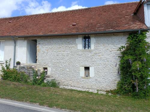 Chambourg-sur-IndreCharmante petite maison 2 personnes的白色砖屋,有红色屋顶