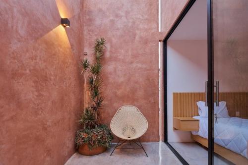 瓦哈卡市Hermosa casa ubicada en Oaxaca的一间卧室配有一张床、一把椅子和镜子