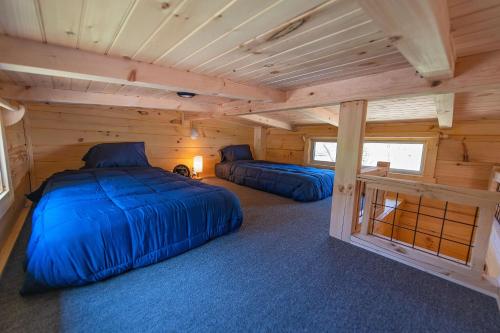查塔努加Jake Cabin Luxury Hot Tub Cabin Near Downtown的小木屋内一间卧室,配有两张床