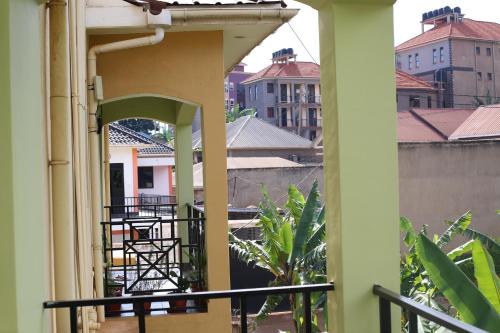 坎帕拉pettan Appartment的从大楼的阳台上可欣赏到风景