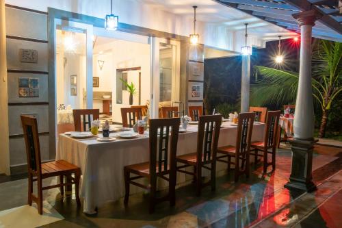 本托塔风格别墅旅馆的一间带长桌和椅子的用餐室