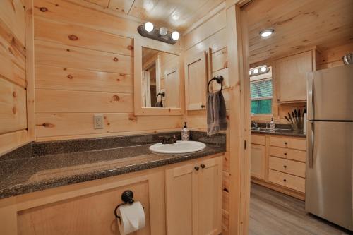 查塔努加Pops Cabin Lookout Mountain Luxury Tiny Home的厨房配有水槽和冰箱