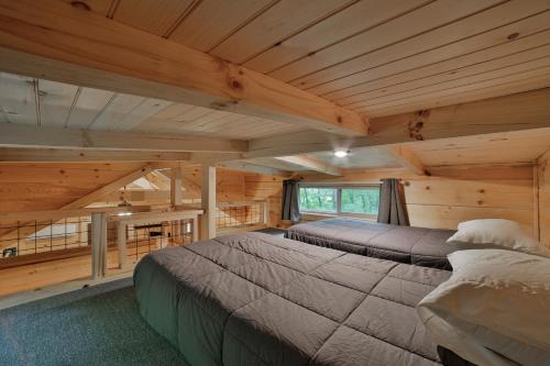 查塔努加Pops Cabin Lookout Mountain Luxury Tiny Home的小木屋内一间卧室,配有两张床