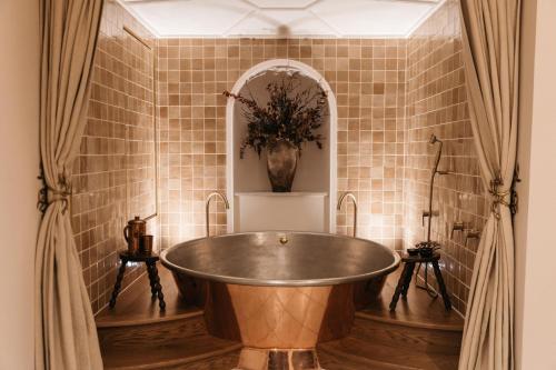 马盖特No 42 by GuestHouse, Margate的带浴缸的浴室