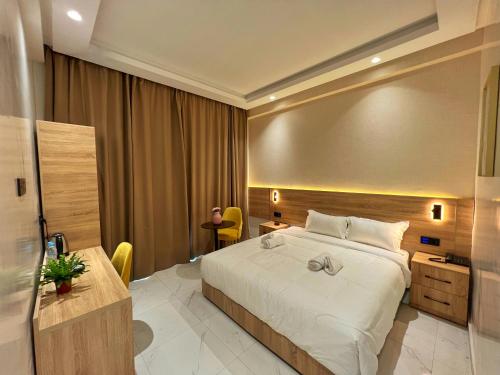 卡萨布兰卡orientalhotel东方酒店的配有一张床和一张书桌的酒店客房