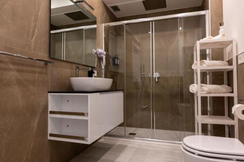 米兰La casa sul Naviglio的带淋浴、盥洗盆和卫生间的浴室