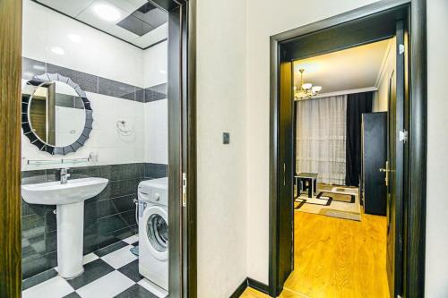 巴库Apartment Armani Lux的一间带水槽和洗衣机的浴室
