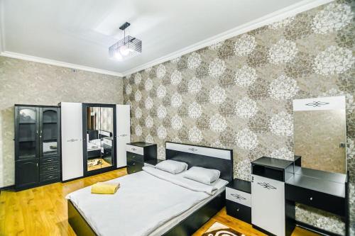 巴库Apartment Armani Lux的一间卧室设有一张大床和一面墙