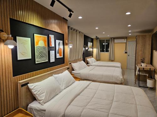 合艾My Home Pool Villa Hatyai的酒店客房配有两张床和一张书桌