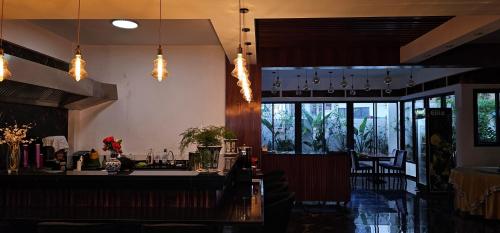 卡萨布兰卡orientalhotel东方酒店的餐厅里的酒吧,天花板上挂着灯