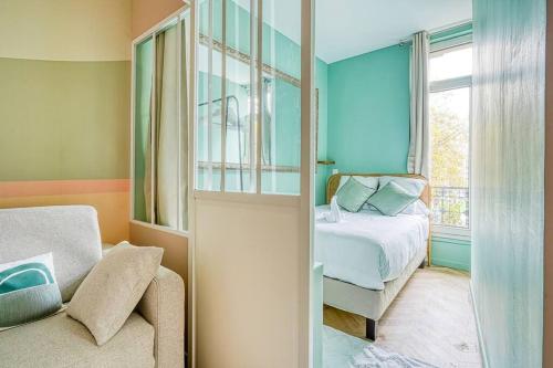 巴黎Appartement proche Parc Monceau #ArcDeTriomphe-II的一间小卧室,配有床和窗户